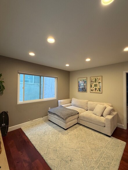 Living - 209 38th Pl