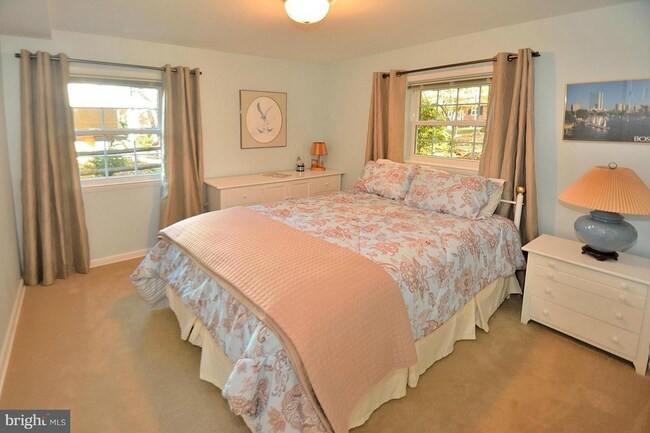 Building Photo - 610 John Marshall Dr NE