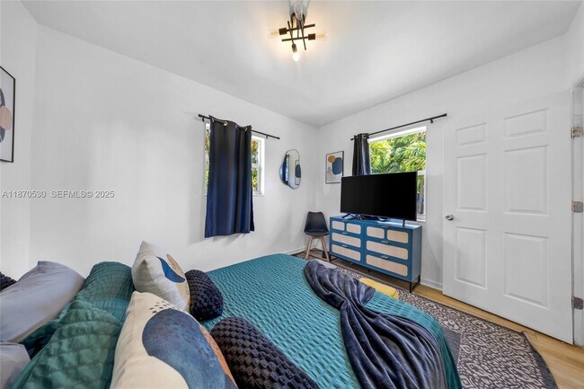 Building Photo - 910 NE 81st St