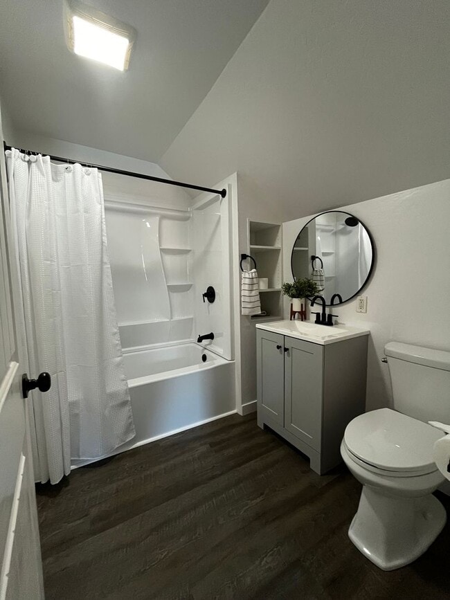 Building Photo - 3 bedroom, 2 bath house located in Wallace...