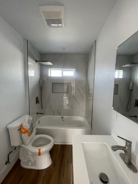 Building Photo - 10900 Lillian Ln