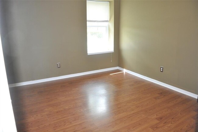 Building Photo - 4715 Glendower Dr