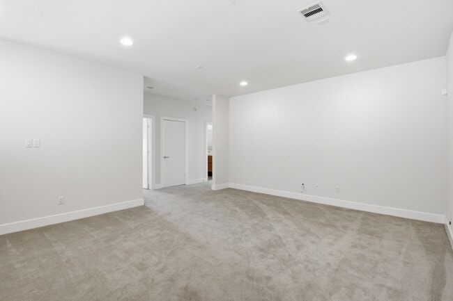 Building Photo - 5519 Paraiso Pl