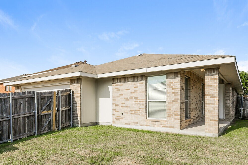Building Photo - 829 Clear Creek Dr
