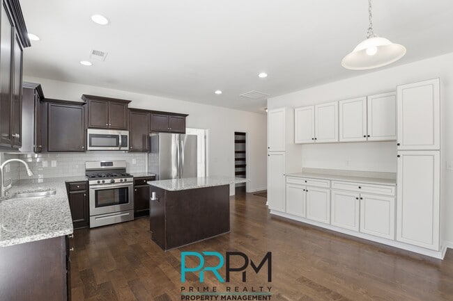 Building Photo - 413 Graypointe Dr