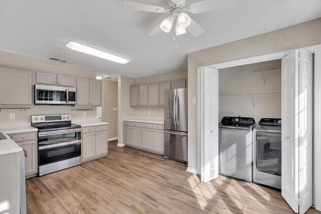 Building Photo - Spacious 4BR/2.5 Bath in the Jacksonville Commons Area