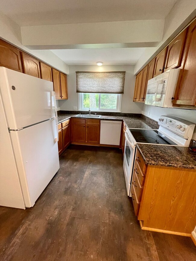 Building Photo - GORGEOUS AND SPACIOUS, 3 BED/2BATH RANCH HOME, BIRMINGHAM SCHOOLS-----DARTMOOR