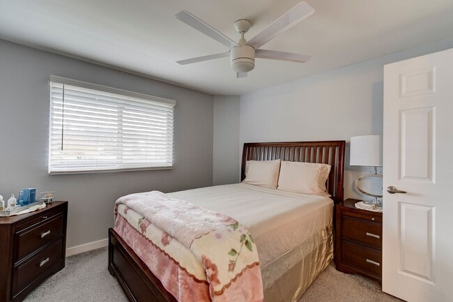 Building Photo - Second Story 2 bed 2 bath condo - W/S/G included!