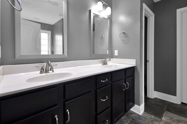 Building Photo - Pet Friendly Four Bedroom!