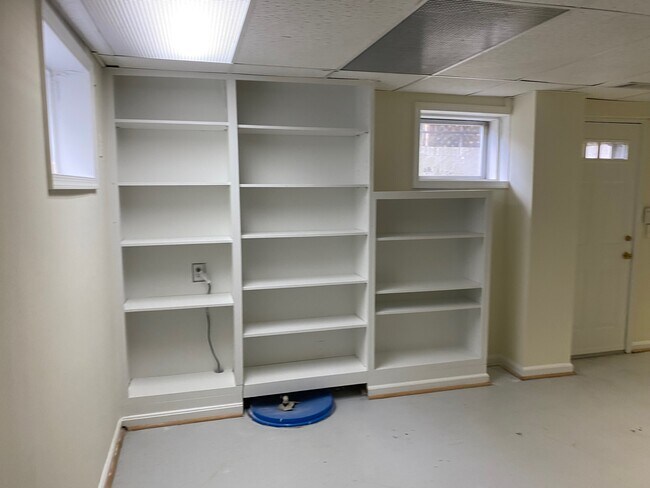 Building Photo - 7907 Laural Valley Way