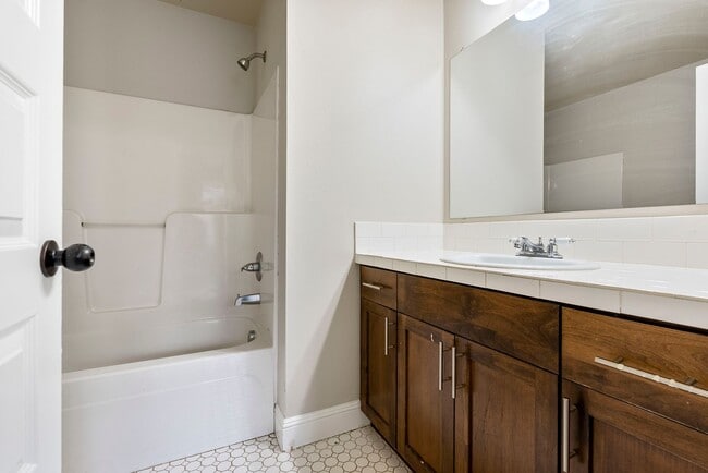 Building Photo - 3BR/2.5 Bath Townhome