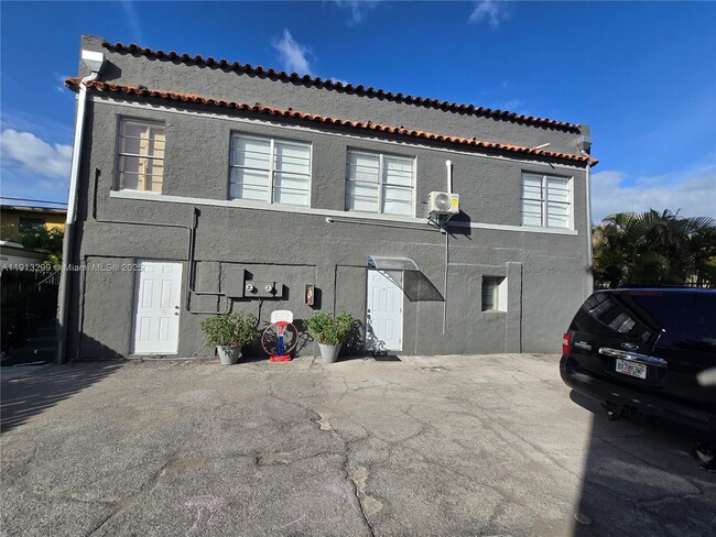 Building Photo - 1629 SW 6th St