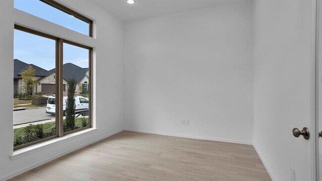 Building Photo - 2910 Starling Dr