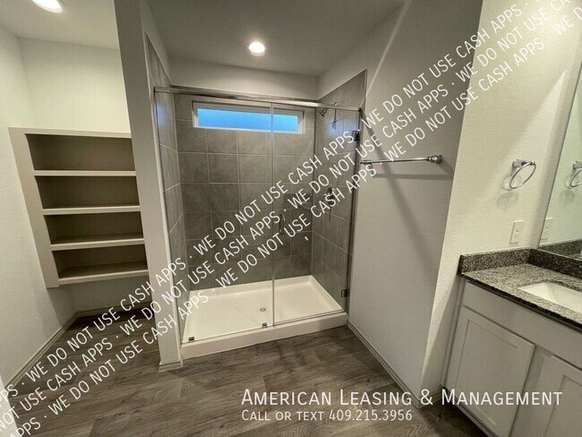Building Photo - 1585 Holly Trails