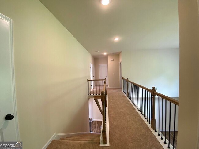 Building Photo - 5595 Mirror Lake Dr