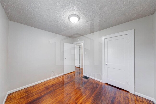 Building Photo - 919 N Bradley Ave