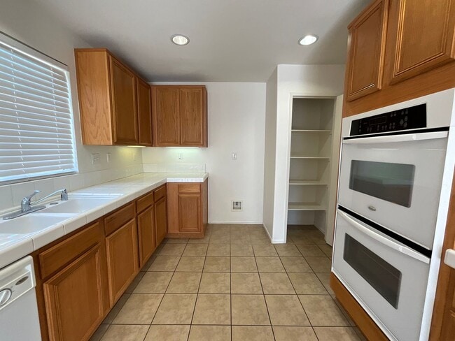 Building Photo - East Palmdale Home