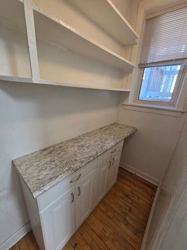 Building Photo - Large 3-bed/1-bath Apartment in the Heart of Rogers Park!
