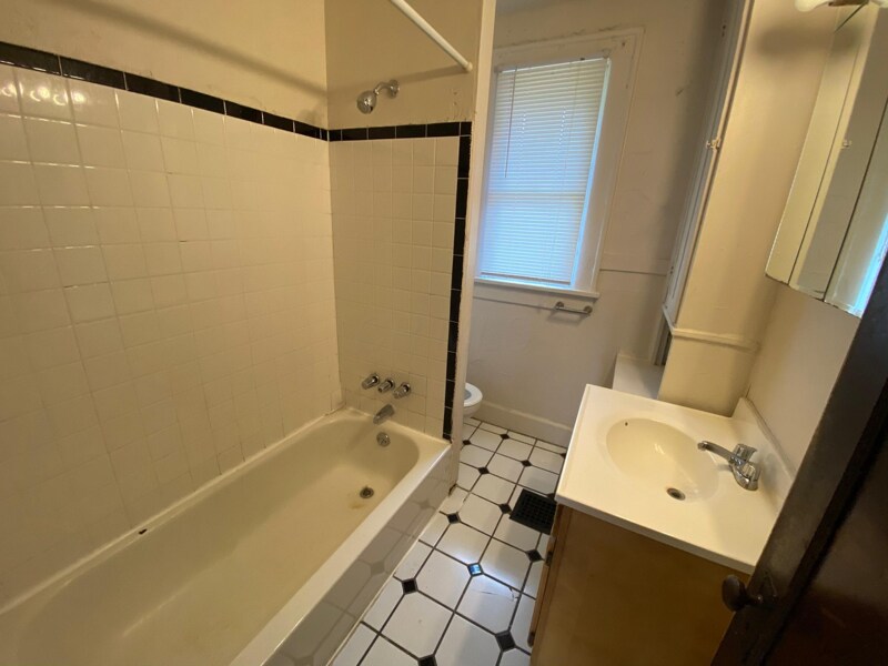 Building Photo - 295 E 19th Ave