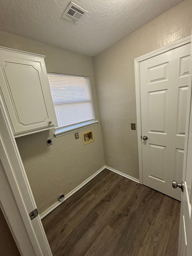 Building Photo - Beautifully remodeled with new paint, floo...