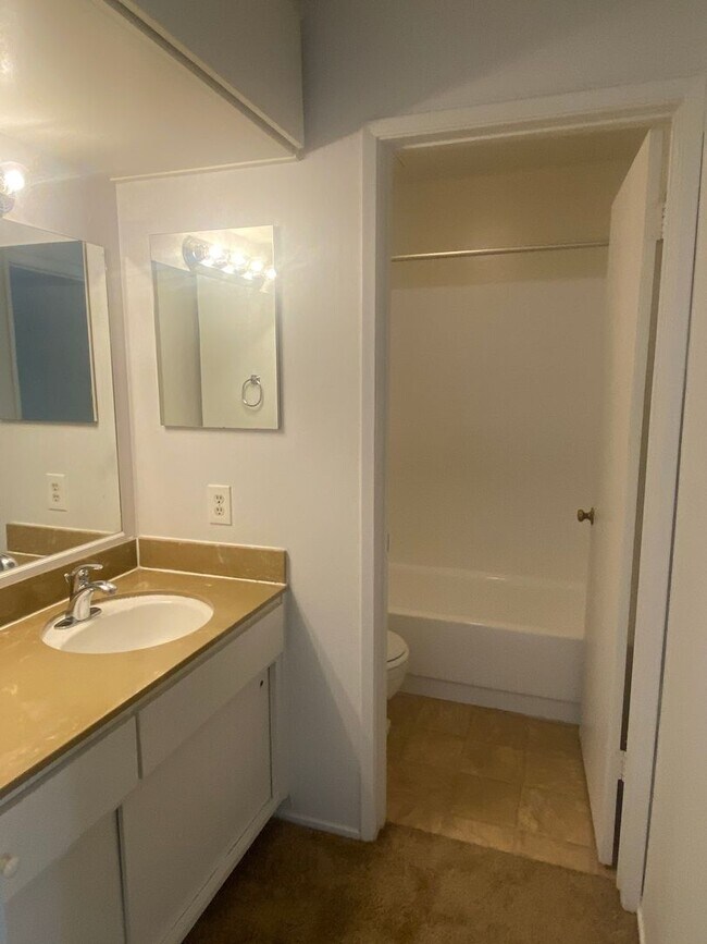 Building Photo - $500 MOVE IN SPECIAL!! One Bedroom Condo A...