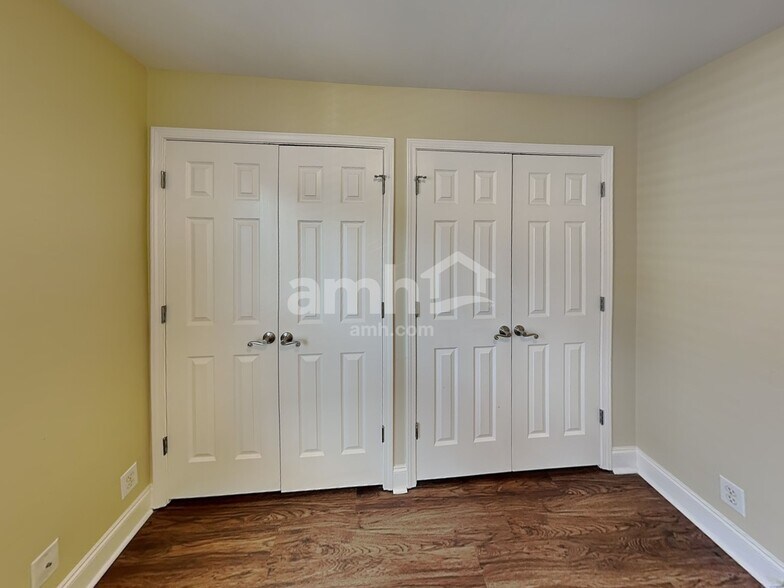 Building Photo - 2404 Adelaide Dr