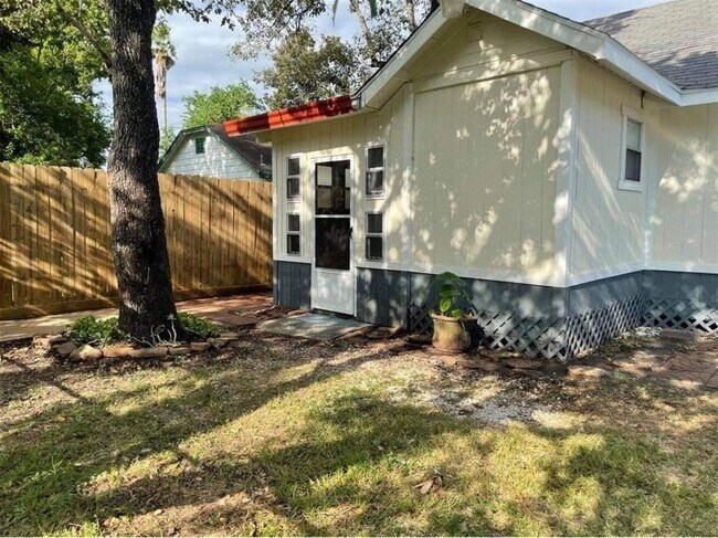 Building Photo - 903 N Valderas St