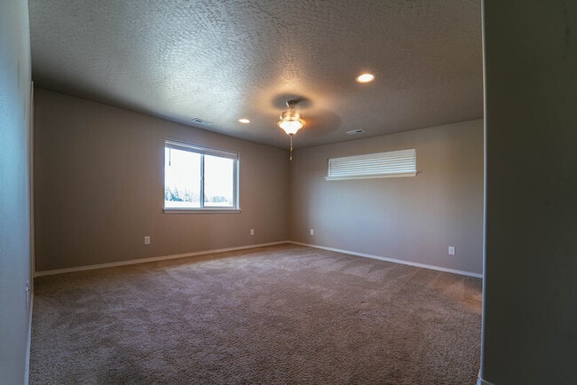 Building Photo - 705 Condor Dr