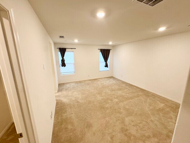 Building Photo - Beautiful 3 bedroom plus bonus room Home