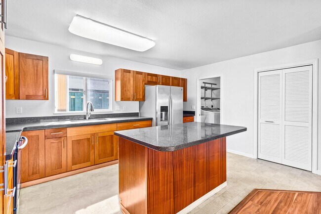 Building Photo - Spacious 3 Bedroom, 2.5 Bath Single Family...