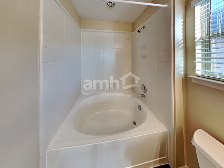 Building Photo - 523 Cormorant