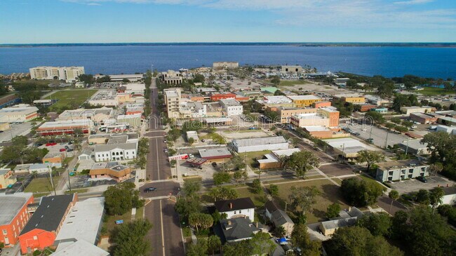 Building Photo - 606 S Park Ave