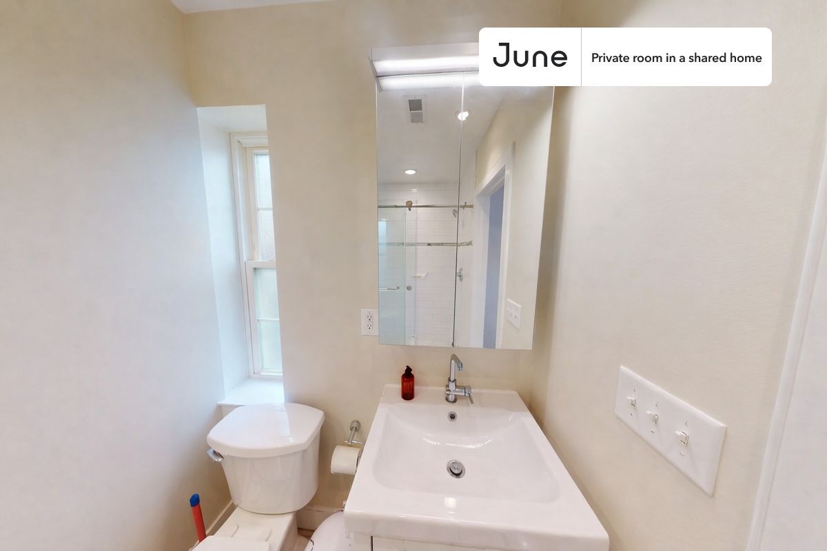 Building Photo - Room in Shared 3 bed/3 bath home in Capitol Hill