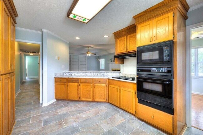 Building Photo - 15 Killarney Ln