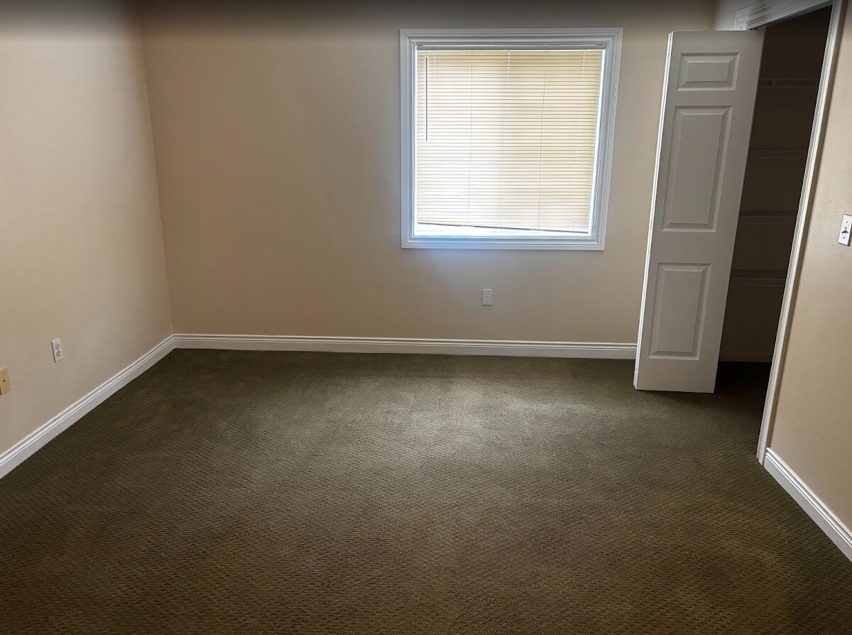 Building Photo - 542 Pewaukee Rd