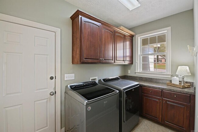Building Photo - 401 Clear Creek View