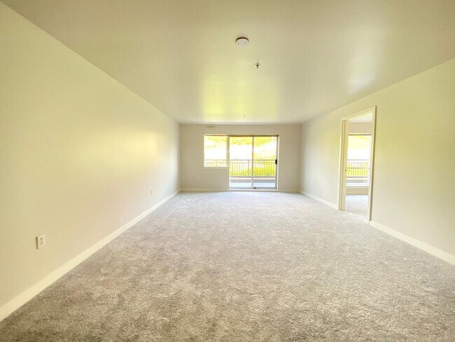 Building Photo - Spacious Seattle Condo - $2,000