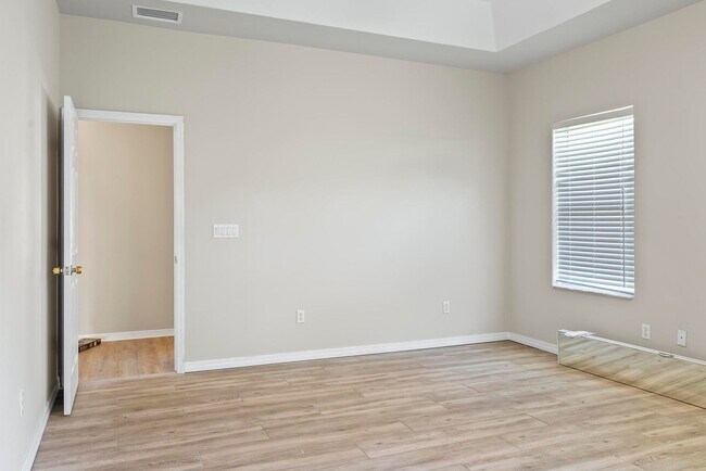 Building Photo - 24 Lakecliff Dr
