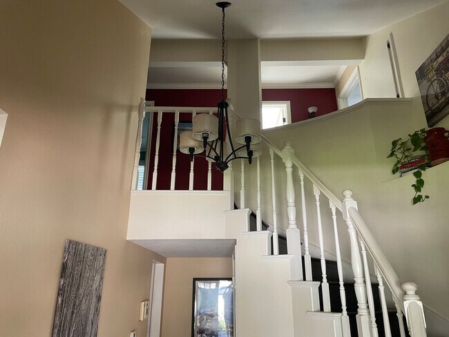 Building Photo - Spacious East Ventura 4 Bedroom 2 Bath Pool Home