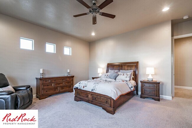 Building Photo - Stunning 3 Bedroom Fully Furnished Home. C...