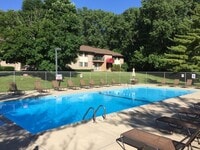 Building Photo - Spacious 2 bed 1 bathroom Condominium