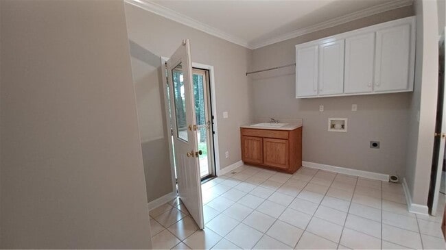Building Photo - 5190 Southlake Dr