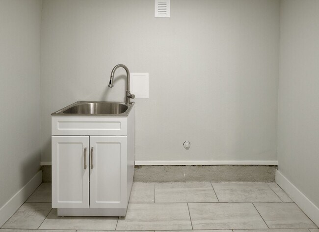 Building Photo - 4 Bed, 3 Bath Remodeled Home Near Mt Tabor Park!