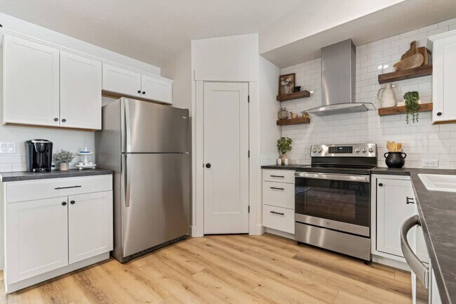 Building Photo - 44 S Sugar Ave