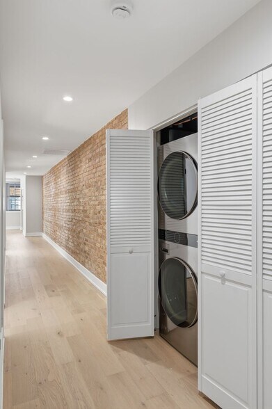 Building Photo - 7522 N Eastlake Ter