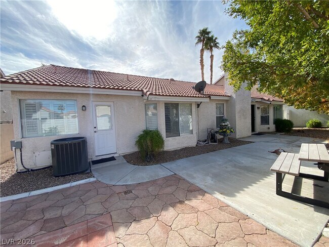 Building Photo - 7816 Waterfalls Ave