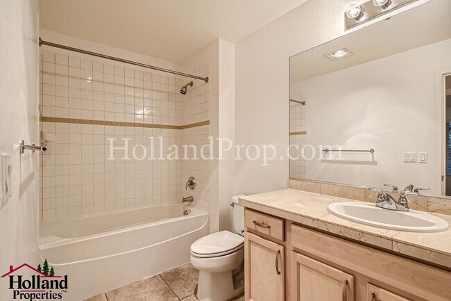 Building Photo - Charming 1-Bedroom Apartment in the Heart ...