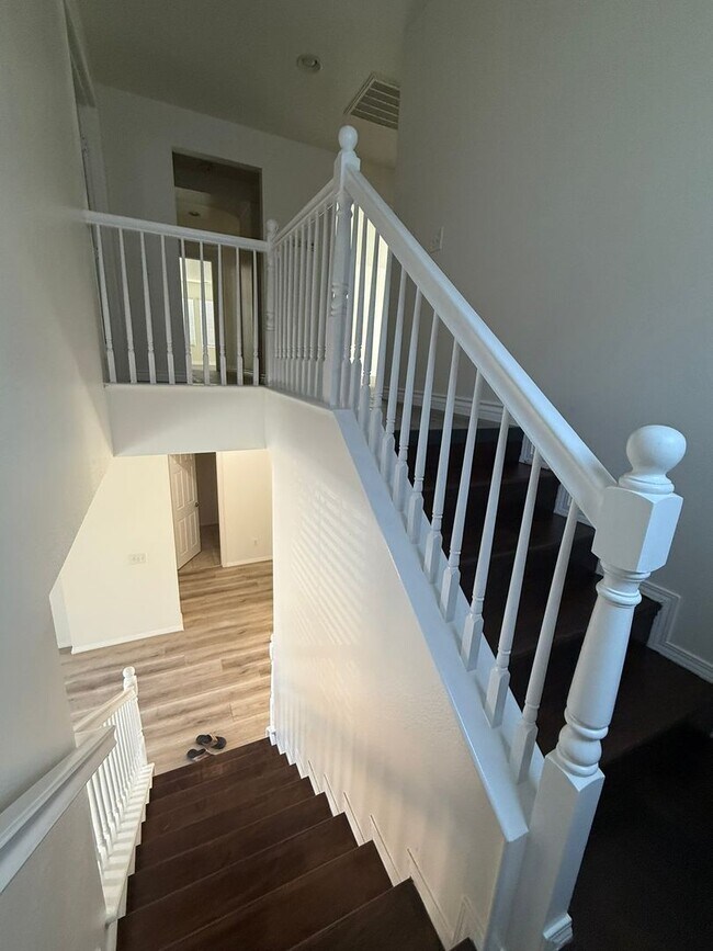Building Photo - Large 5 bedroom / 2.5 Bathroom Perris Home