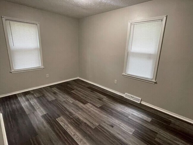 Building Photo - Brick Ranch in Taylors
