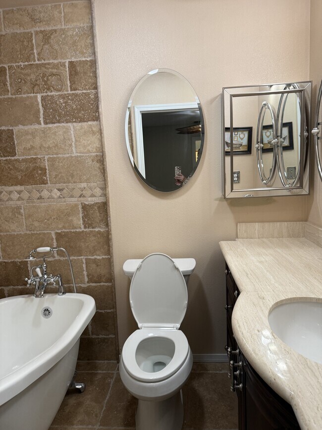 Building Photo - 422 Emery Dr